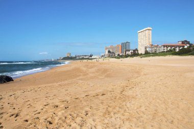  Şehir manzarası ve mavi gökyüzü karşı boş plaj