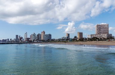  Clear Blue Sky adlı Beachfront karşı şehir manzarası