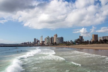 Clear Blue Sky adlı Beachfront karşı şehir manzarası