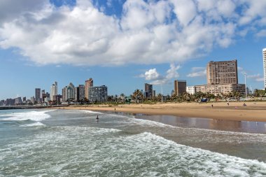  Clear Blue Sky adlı Beachfront karşı şehir manzarası