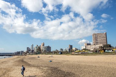  Clear Blue Sky adlı Beachfront karşı şehir manzarası