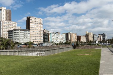 Çim eşiğinde şehir manzarası Durban Güney Afrika'da karşı