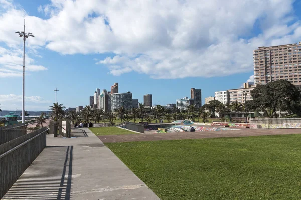 Erba Verge Against City Skyline a Durban Sud Africa — Foto Stock