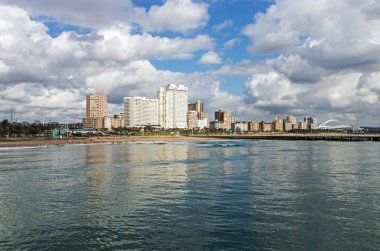 Okyanus mavi bulutlu gökyüzü ve Golden Mile şehir manzarası