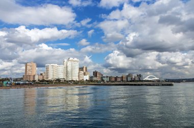 Okyanus mavi bulutlu gökyüzü ve Golden Mile şehir manzarası