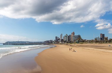 Okyanus mavi bulutlu gökyüzü ve Golden Mile şehir manzarası