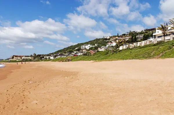 Végétation des dunes Sable Logement résidentiel et ciel bleu nuageux — Photo