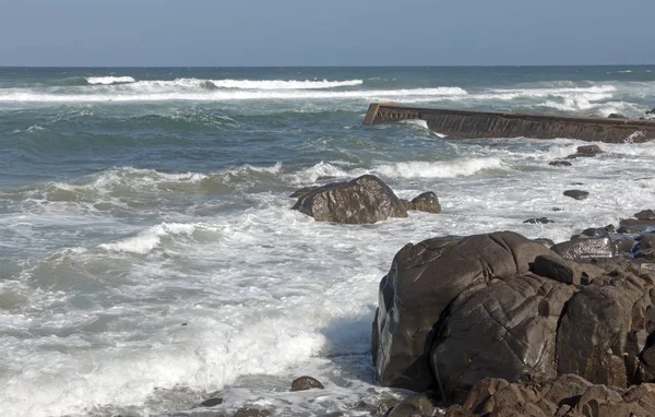 Praia Pier Rocks Ocean Waves e Blue Sky — Fotografia de Stock