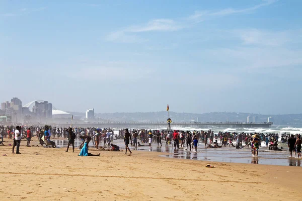 Много людей на South Beach Durban — стоковое фото