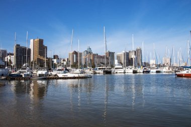 Yat köstebek şehir manzarası karşı demirleyen gemiler