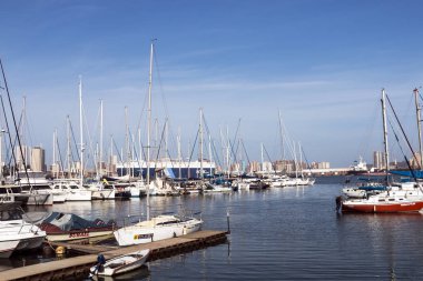 Yat köstebek şehir manzarası karşı demirleyen gemiler