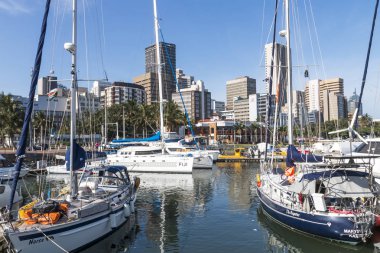 Yat köstebek şehir manzarası karşı demirleyen gemiler