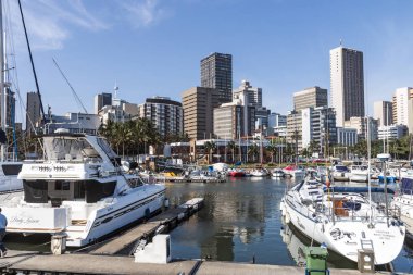 Yat köstebek şehir manzarası karşı demirleyen gemiler