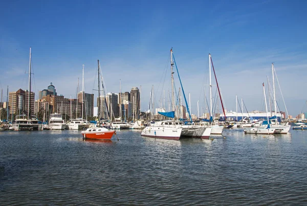 Navios atracados no Yacht Mole contra o horizonte da cidade — Fotografia de Stock