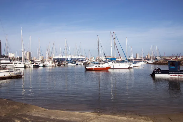 Vessels Moored at Yacht Mole Against City Skyline — Stock Photo, Image