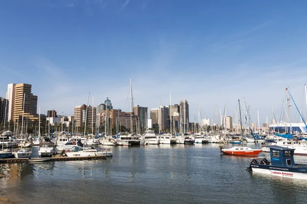 Vessels Moored at Yacht Mole Against City Skyline — Stock Photo, Image