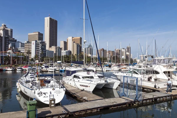 Yat köstebek şehir manzarası karşı demirleyen gemiler