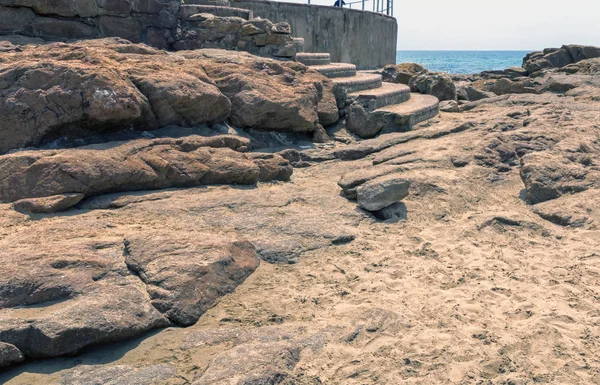海空沿岸風景に対して岩の海岸線 — ストック写真