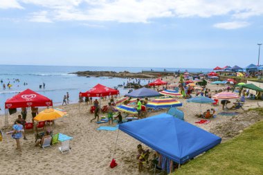Scottburgh Güney Afrika'da, erken sabah sahilde insanlar