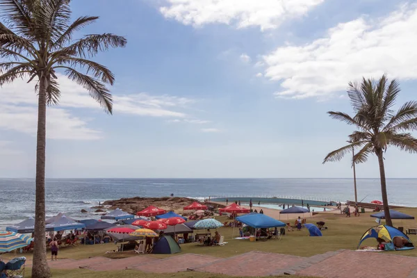 Mensen op vroege ochtend strand bij Scottburgh in Zuid-Afrika — Stockfoto