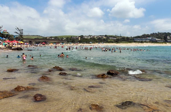 Lidí na pláži brzy ráno na Scottburgh v Jižní Africe — Stock fotografie