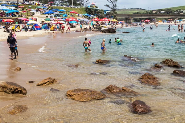 Lidí na pláži brzy ráno na Scottburgh v Jižní Africe — Stock fotografie