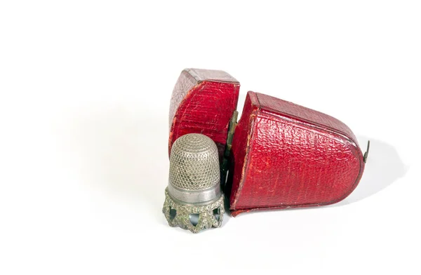 Vintage Fingerhut und rotes Gehäuse auf weißem Hintergrund — Stockfoto