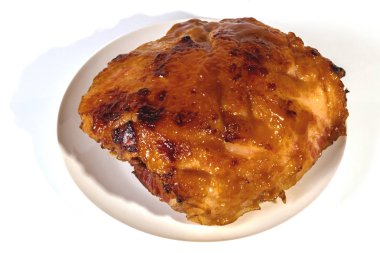 Pişmiş tavla bal kaplı sır beyaz tabakta dayalı.