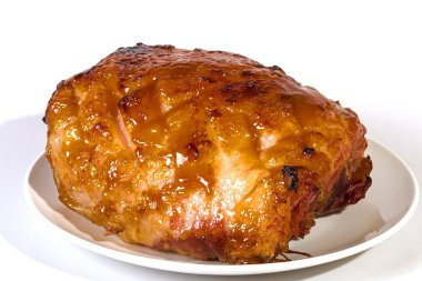 Tatlı sır beyaz plaka üzerinde örtülü pişmiş Gammon