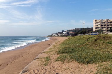 Kumul bitki örtüsü ve mavi Skyline karşı boş plaj