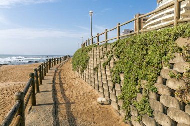 İstinat duvarı ve boş plajındaki tahta bariyer 