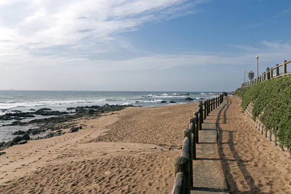 Parede de retenção e barreira de madeira na praia vazia — Fotografia de Stock