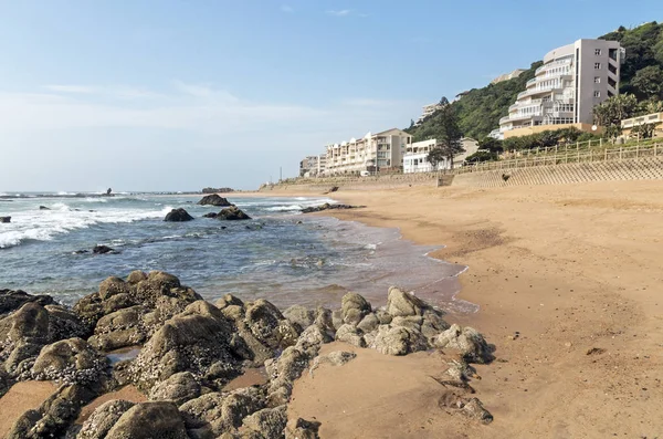 Buzlu mavi Skyline karşı boş Sandy plaj