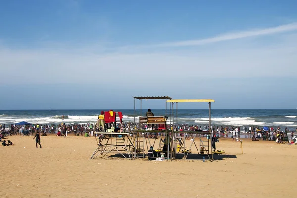 Mucha gente en la playa contra el océano y el horizonte azul — Foto de Stock