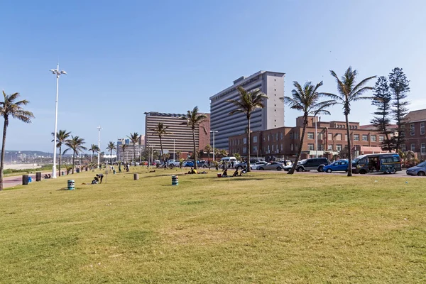 Çim eşiğinde Goldem Mile City Beach açık Skyline karşı — Stok fotoğraf