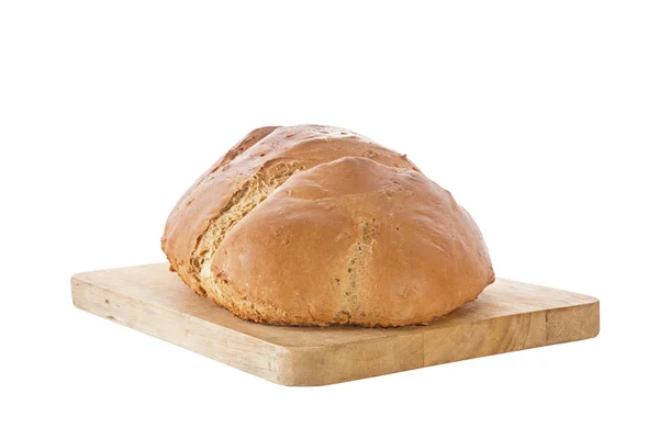 Pan de centeno marrón dorado hecho en casa sobre tabla de cortar madera —  Fotos de Stock