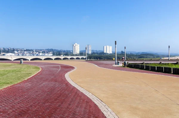 Aan het strand Promenade tegen Mgeni River Bridge en blauwe Skylin — Stockfoto