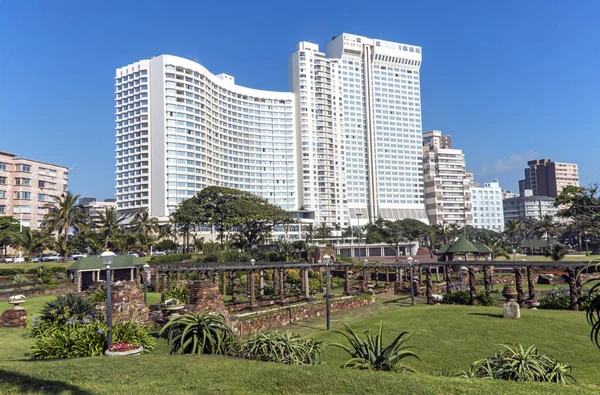 Botanical Garden Against City Skyline on Durban Beachfront — Stock Photo, Image