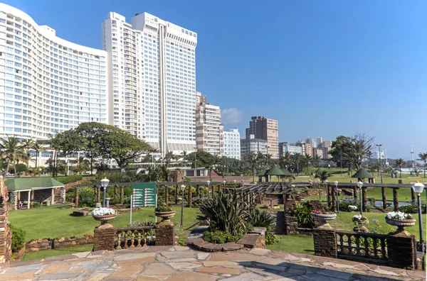 Botanical Garden Against City Skyline on Durban Beachfront — Stock Photo, Image