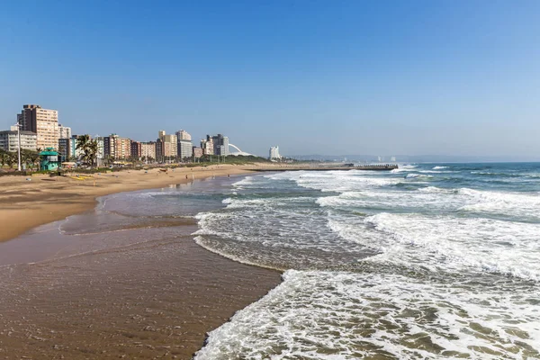 Okyanus ve şehir manzarası karşı boş erken sabah plaj