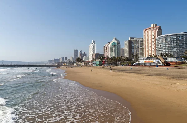 Spiaggia mattutina contro lo skyline della città a Durban — Foto Stock