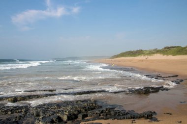 Kayalar okyanus ve mavi manzarası Güney Afrika'da karşı deniz kıyısında