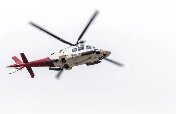 Airborn Helicopter Isolated Against White Overcast Sky — Stock Photo, Image