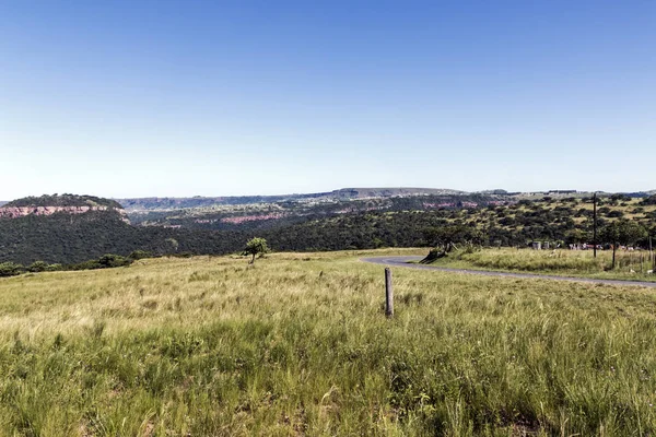 Pastizales contra Distand Hills y Blue Sky Landscape — Foto de Stock