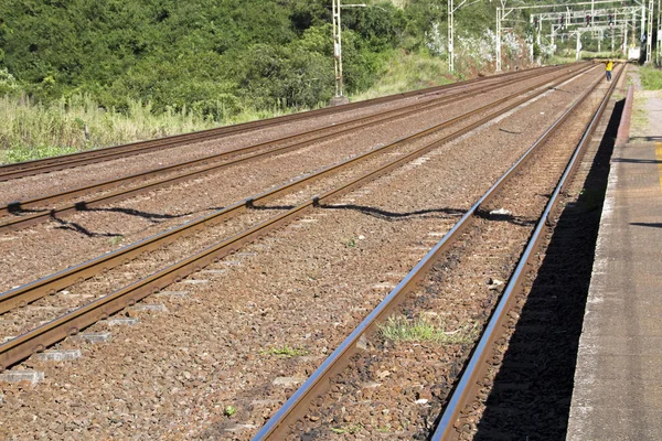 Twin Rail spår leder genom landsbygdens järnvägsstation — Stockfoto