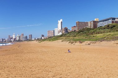 Kıyı manzara plaj okyanus mavi gökyüzü ve şehir manzarası