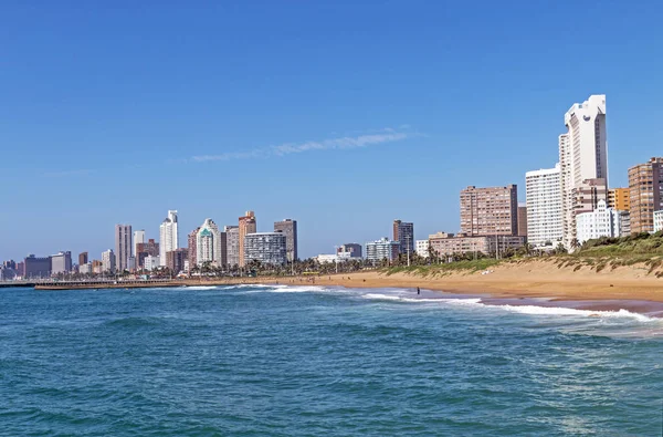 Прибрежный пейзаж Beach Ocean Blue Sky and City Skyline — стоковое фото