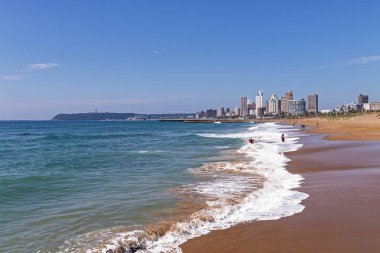 Kıyı manzara plaj okyanus mavi gökyüzü ve şehir manzarası