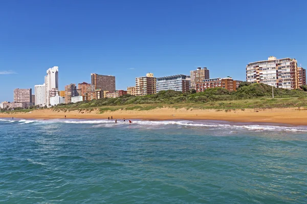 Paisaje costero Playa Ocean Blue Sky y City Skyline — Foto de Stock