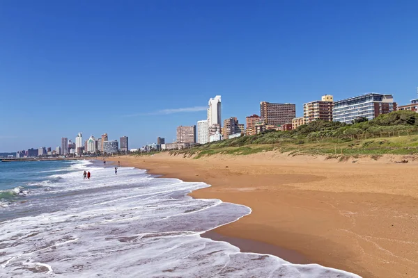 Küstenlandschaft Strand Ozean blauer Himmel und Stadtsilhouette — Stockfoto